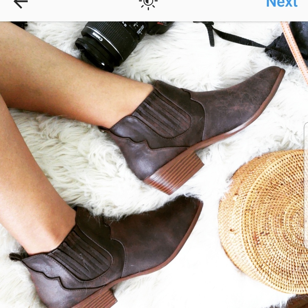 📣LAST PAIR//The  Chelsea// Distress brown bootie - Picture 3 of 4